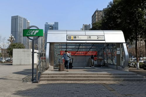 重慶八百萬商鋪月租４千 從黃金地段的喧囂到“鬼城”的寂靜，誰該為這場投資荒誕劇買單？